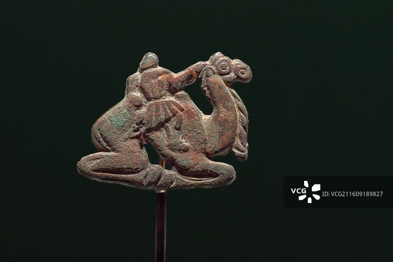 人驼纹铜带饰_战国_上海博物馆_华彩六盘_宁夏固原文物精品展图片素材