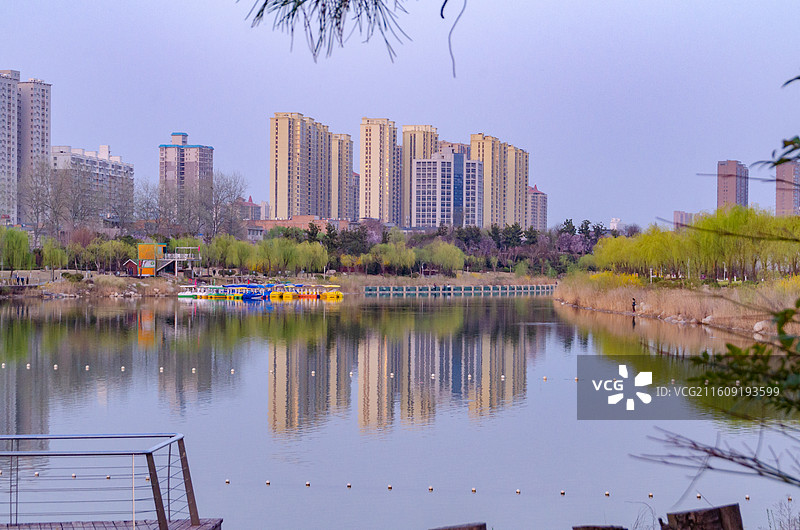 渭南南湖公园旁的高楼倒影图片素材