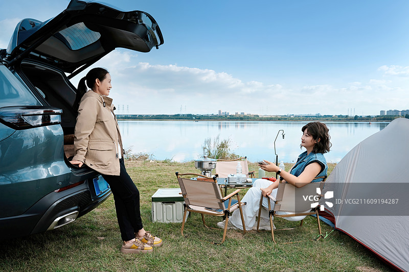 两位女士户外露营休闲图片素材