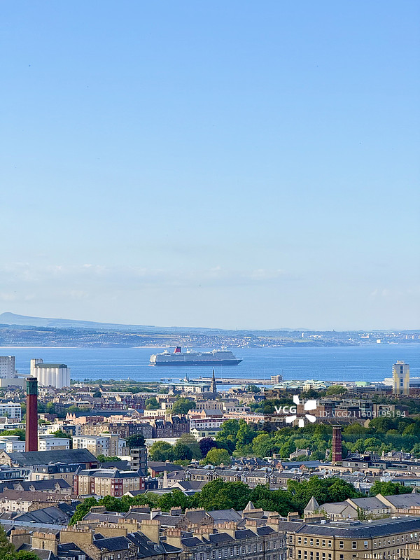登上卡尔顿山俯瞰爱丁堡新城及福斯湾风景图片素材