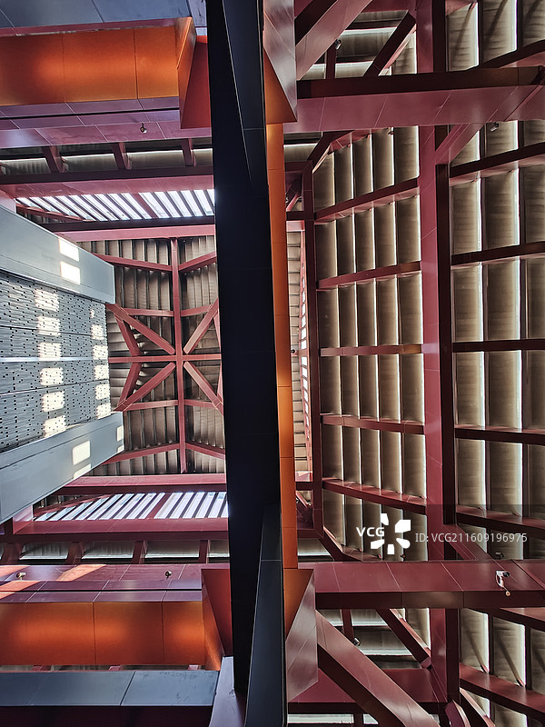 广州大学城南汉二陵博物馆主体楼楼顶塔楼对角结构对称美木桩图片素材