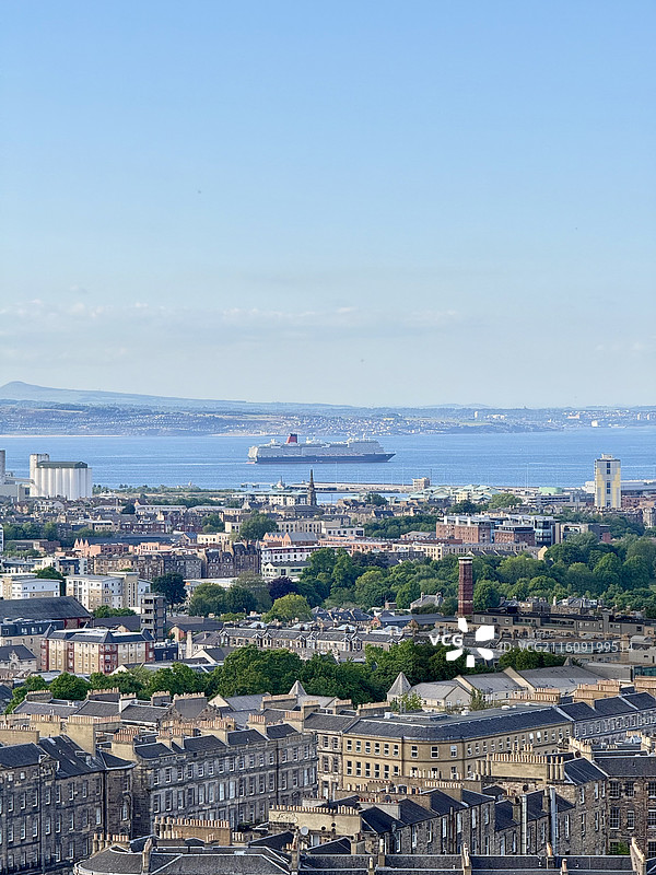 登上卡尔顿山俯瞰爱丁堡新城及福斯湾风景图片素材