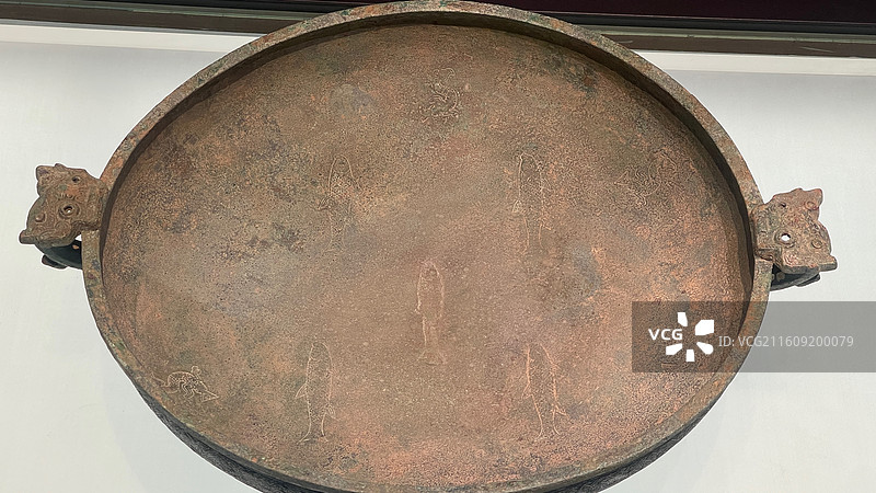 雷纹双兽耳铜盘  唐县北城子战国初期墓出土图片素材