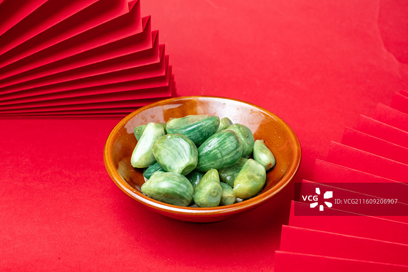 碗中装着翠绿腊八蒜图片素材
