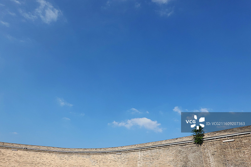 蓝色天空下的城墙图片素材