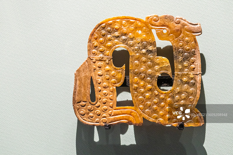 湖北省博物馆龙形玉佩战国1984年当阳曹家岗5号墓出土图片素材