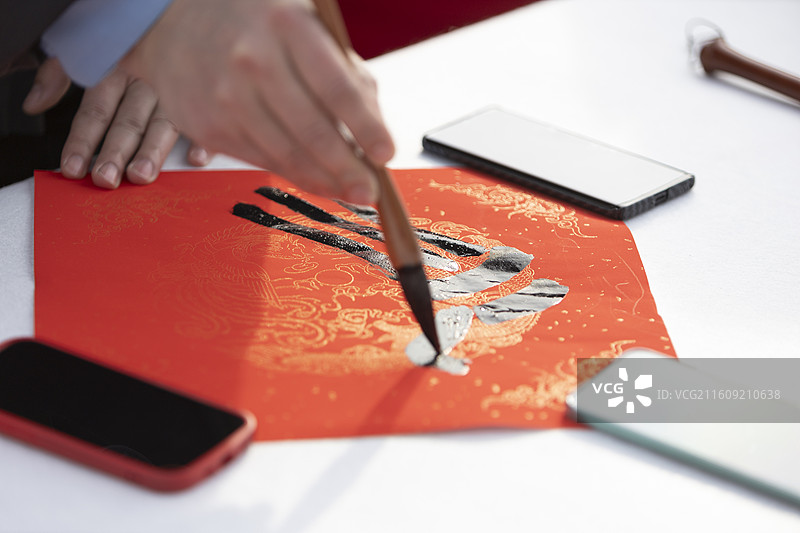 春节户外写春联过大年写福字图片素材