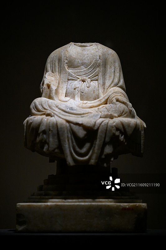 佛坐像，唐，曲阳县出土，中国国家博物馆藏，展出于国家博物馆《惠世天工——河北曲阳石雕艺术展》图片素材