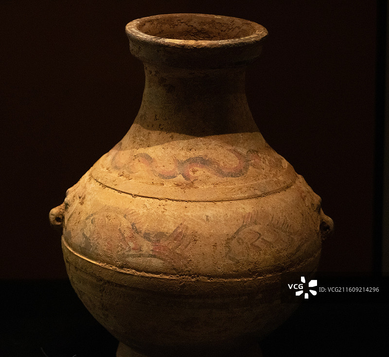 汉代·彩绘鱼纹辅首盘口壶图片素材