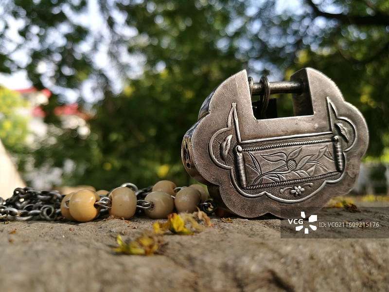 老银长命百岁花卉锁饰品。老物件古董。双喜。老银链。户外特写图片素材