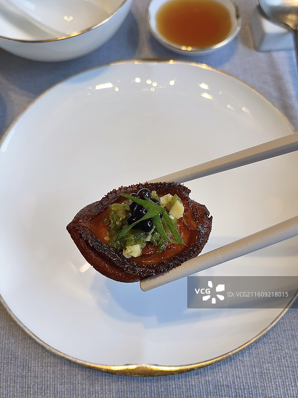 台州美食，筷子夹碳烤鲍鱼图片素材