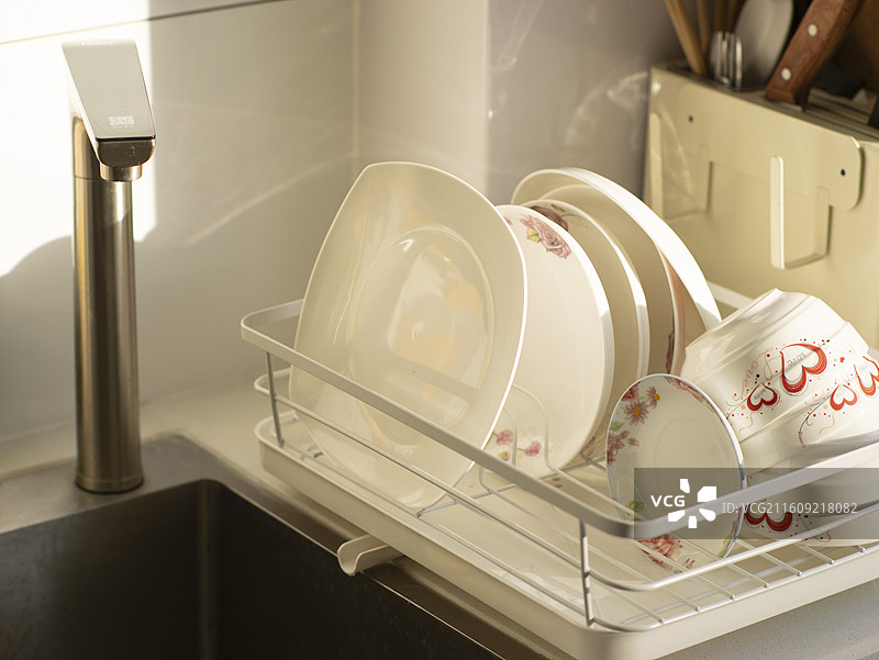 筷子盘子碗晾晒筷子筐案板图片素材