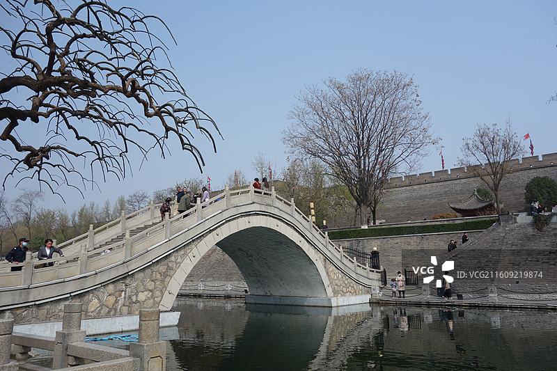 陕西西安明城墙西安城墙城门：西门外安定门外环城西苑护城河月亮桥图片素材
