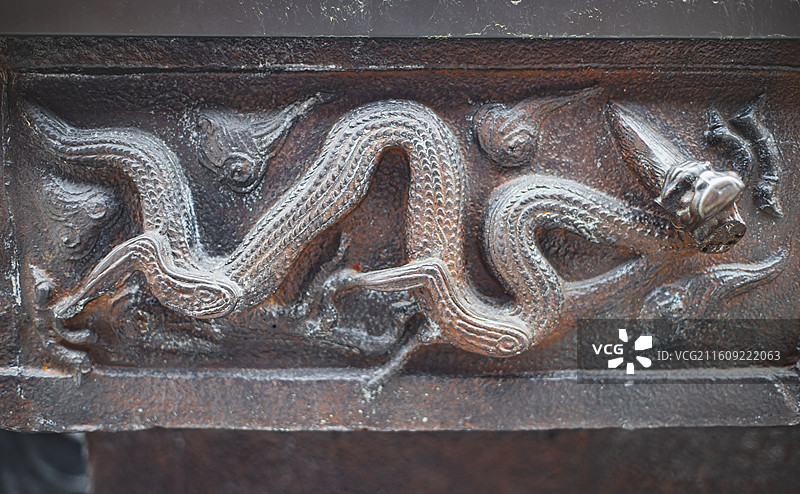 中国山东省泰安市泰山区泰山旅游景区著名景点，岱行宫里的生铁门海大水缸和神兽雕塑，户外无人图像摄影图片素材