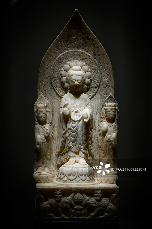 释迦牟尼佛三尊像，东魏，临漳县文物保管所藏，展出于国家博物馆《惠世天工——河北曲阳石雕艺术展》图片素材