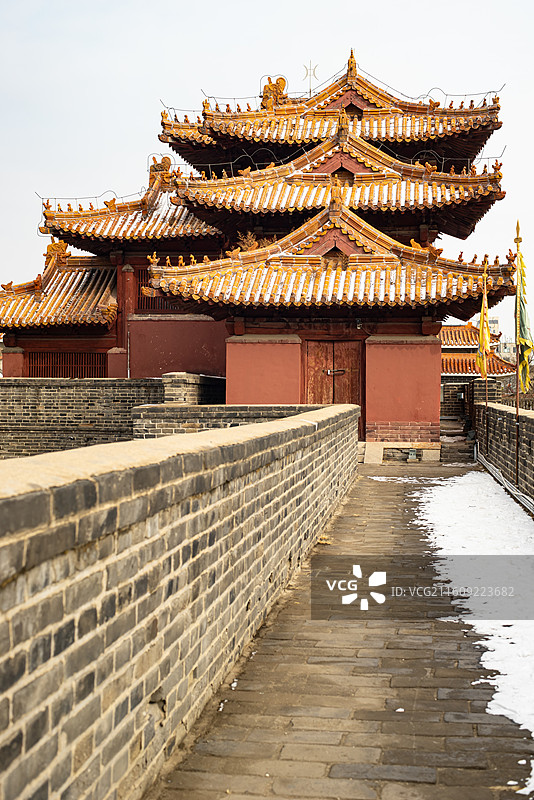 中国山东泰安著名景点泰山旅游风景区，冬天岱庙行宫沧桑而高大的城墙和金黄色的角楼，户外白昼无人图像摄影图片素材