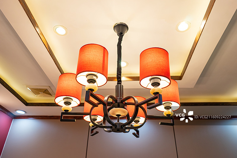 中国室内家具拍摄主题，天花板吊顶上悬挂的古典风格中国灯笼灯箱橘黄色的吊灯天灯条，室内无人图像摄影图片素材