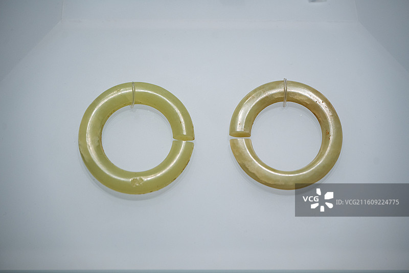 中国考古博物馆 文明起源展厅 新石器时代兴隆洼文化 玉玦 内蒙古敖汉兴隆洼遗址图片素材