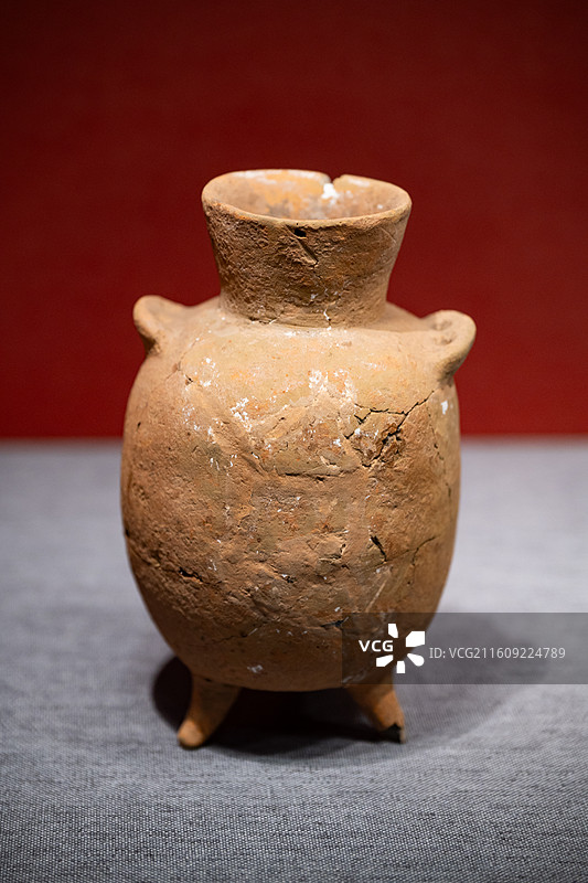 中国考古博物馆 文明起源展厅 新石器时代裴李岗文化 三足陶壶 河南新郑裴李岗遗址图片素材