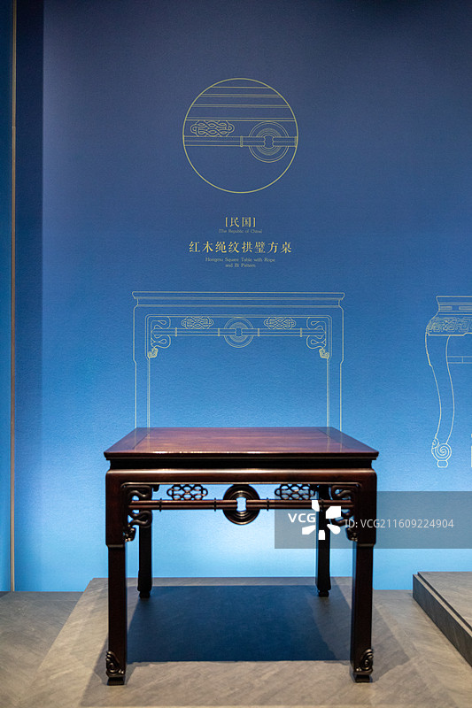 常州博物馆刘国钧捐献红木家具陈列民国 红木绳纹拱璧方桌图片素材