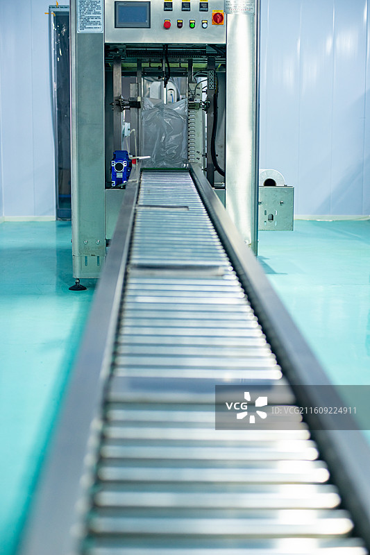 中国饮食产业拍摄主题，矿泉水桶装水纯净水的生产线车间工厂设备用品，户外白昼无人图像摄影图片素材