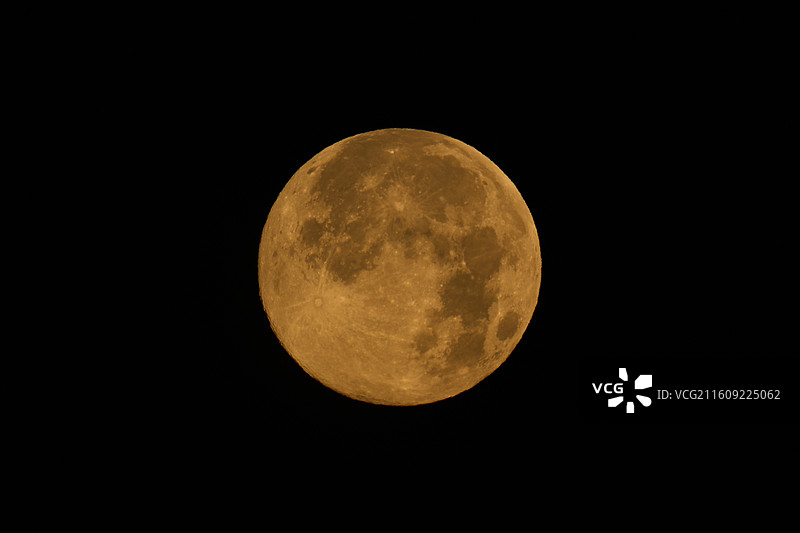 2025年12月5日(农历十月十六日)的满月图片素材