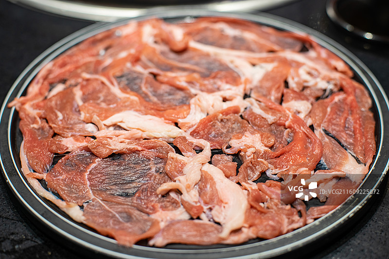 中国饮食产业拍摄主题，火锅店里的美食视频，一盘子红白相间的牛肉羊肉卷，室内无人图像摄影图片素材