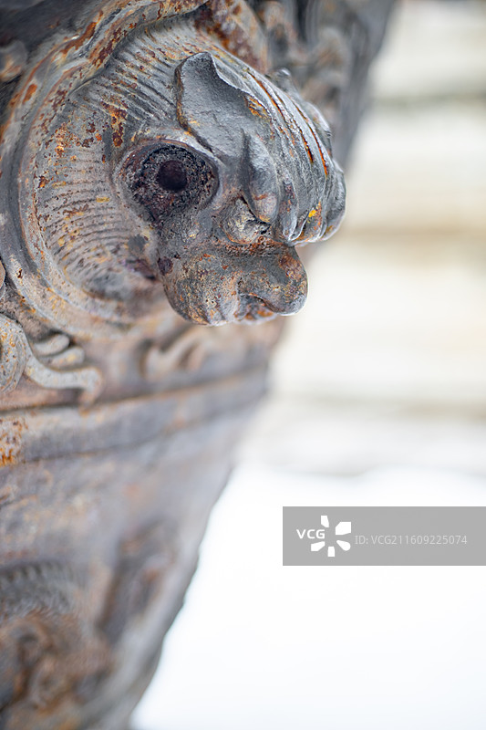 中国山东省泰安市泰山区泰山旅游景区著名景点，岱行宫里的生铁门海大水缸和神兽雕塑，户外无人图像摄影图片素材