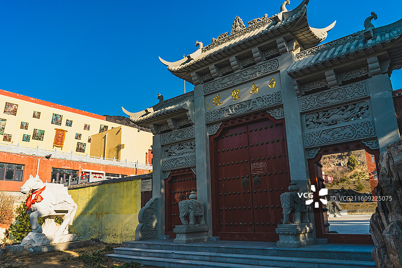 中国国内著名景点拍摄主题，泰山著名景点泰山白马禅寺的东岳净土正门，木制牌坊大门，户外白昼无人图像摄影图片素材