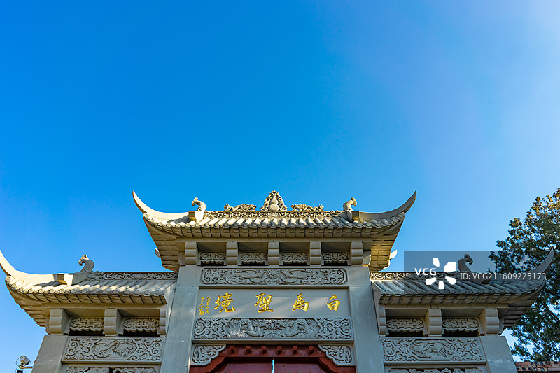 中国国内著名景点拍摄主题，泰山著名景点泰山白马禅寺的东岳净土正门，木制牌坊大门，户外白昼无人图像摄影图片素材