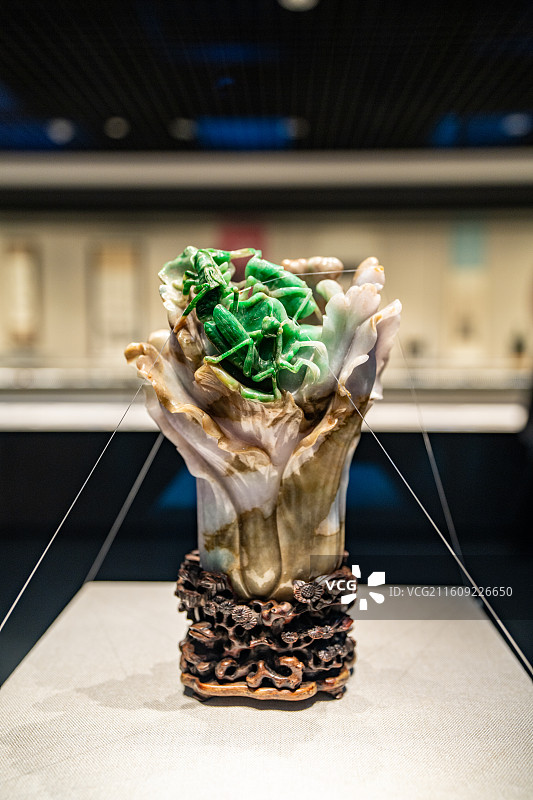天津博物馆翡翠蝈蝈白菜图片素材