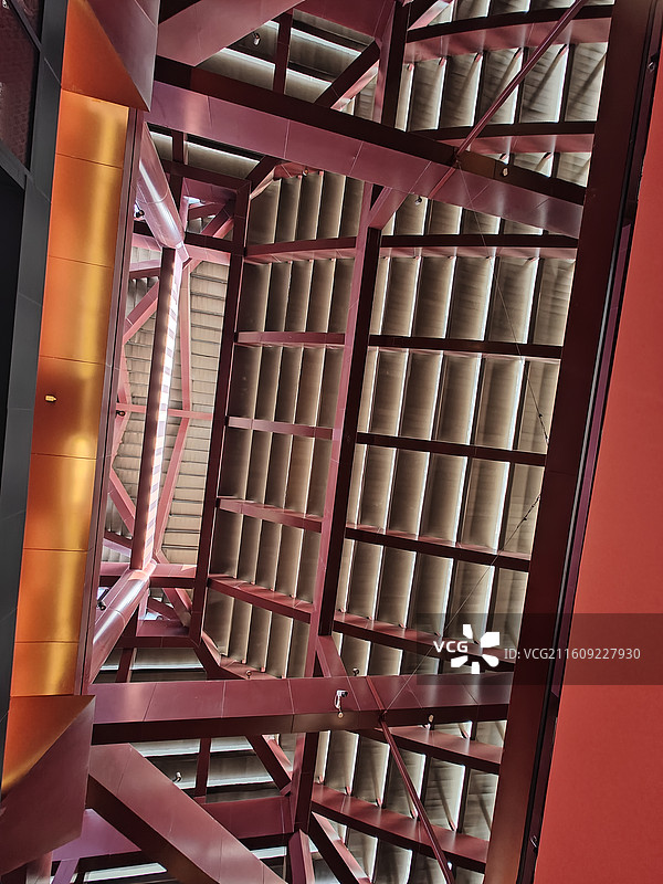 广州大学城南汉二陵博物馆主体楼楼顶塔楼对角结构仰视旧建筑风格天花板木桩图片素材