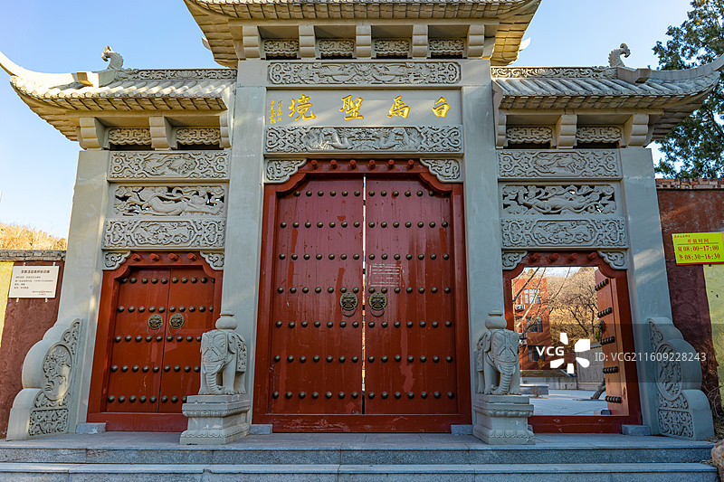中国国内著名景点拍摄主题，泰山著名景点泰山白马禅寺的东岳净土正门，木制牌坊大门，户外白昼无人图像摄影图片素材