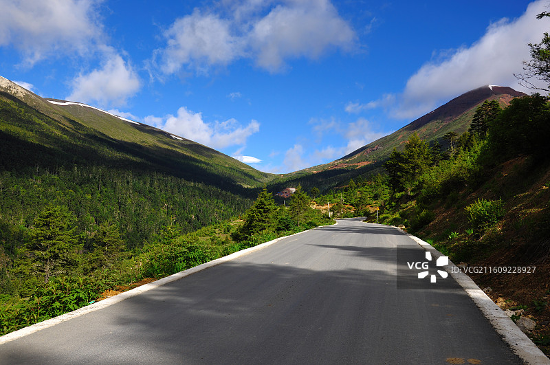 蓝天白云下的山间公路图片素材