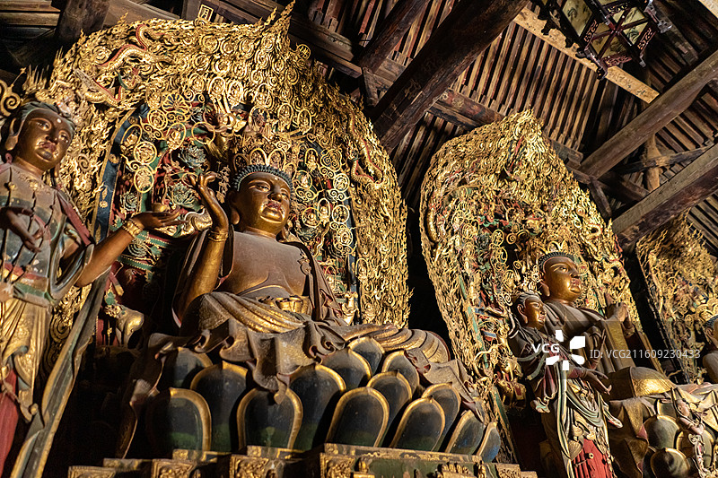 中国山西临汾洪洞县广胜寺，天中天殿的鎏金毗卢遮那佛阿弥陀佛药师佛及观音文殊普贤地藏，室内佛像图像摄影图片素材