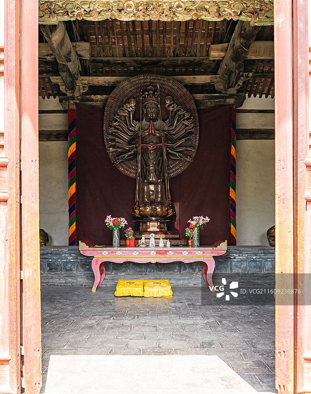 中国山西临汾洪洞县广胜寺旅游风景区，下寺前殿宫殿大殿房屋和千手观音菩萨雕像，室内神像图像摄影图片素材