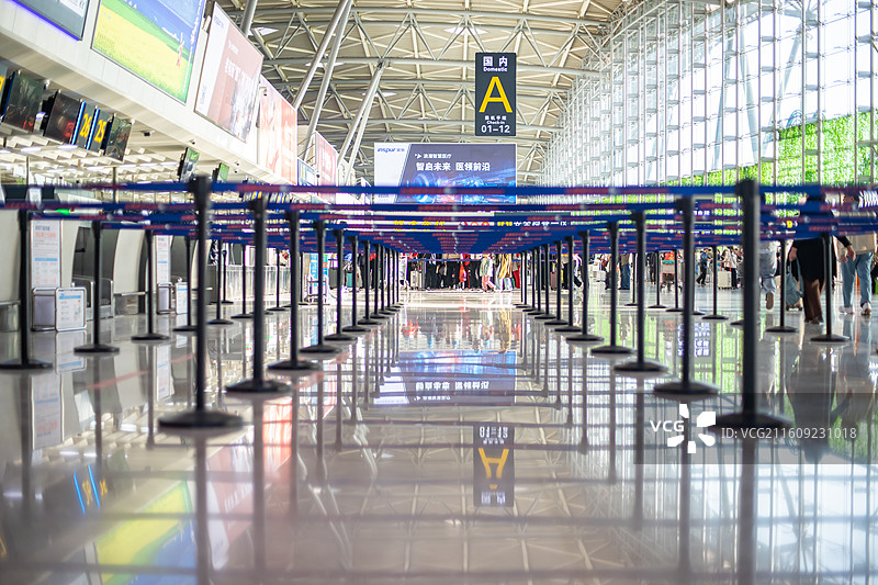 中国山东济南遥墙机场国内国际机场航站楼值机登机大厅候机室安检区托运排队通道围栏，室内无人图像摄影图片素材