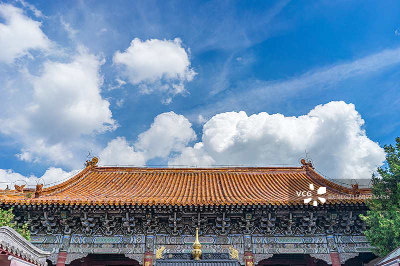 中国山东泰安著名景点泰山旅行旅游目的地风景区，泰山第一行宫岱庙宏伟宫殿屋檐，户外白昼无人图像摄影图片素材