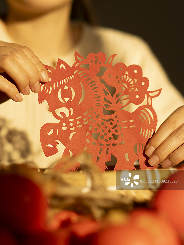 整理中国节制作剪纸庆祝中国新年图片素材