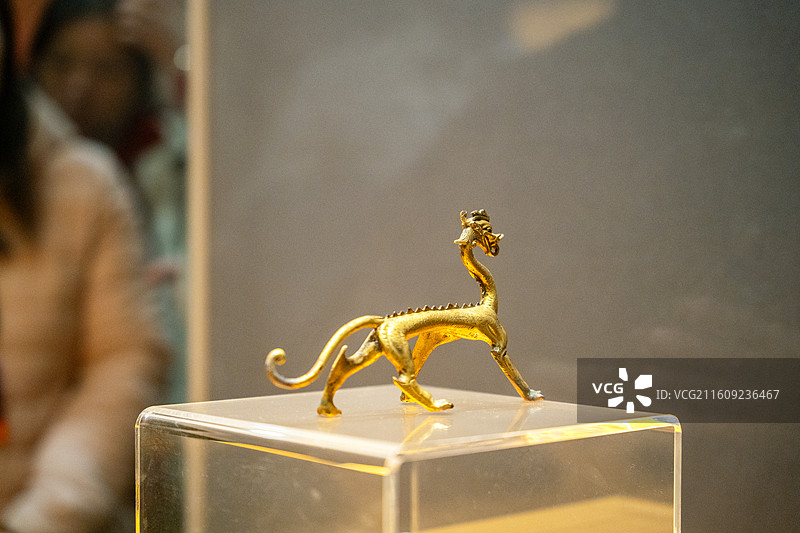 西安博物院唐代鎏金走龙图片素材