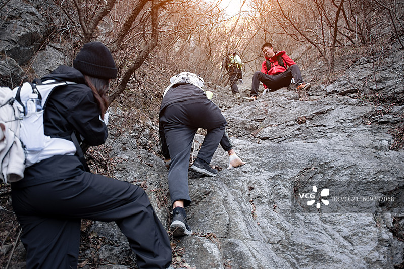 狂热的登山爱好者户外运动冬季图片素材