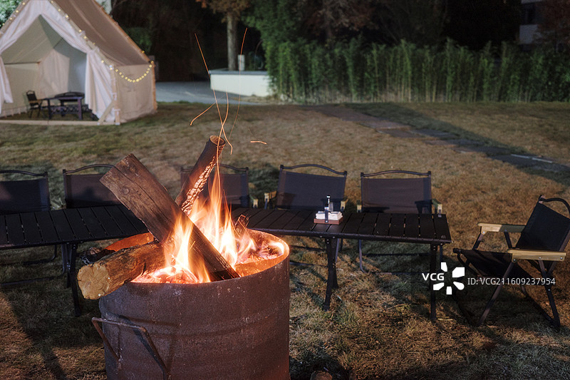 露营篝火夜景，冬天户外营地生火取暖与休闲氛围图片素材