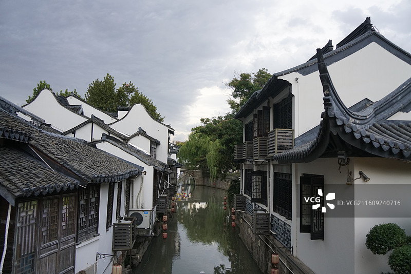 上海嘉定州桥老街传统建筑古镇里的房屋小桥流水人家图片素材