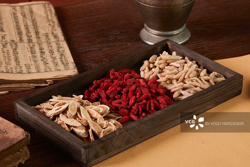 中药材麦冬搭配枸杞与黄芪图片素材