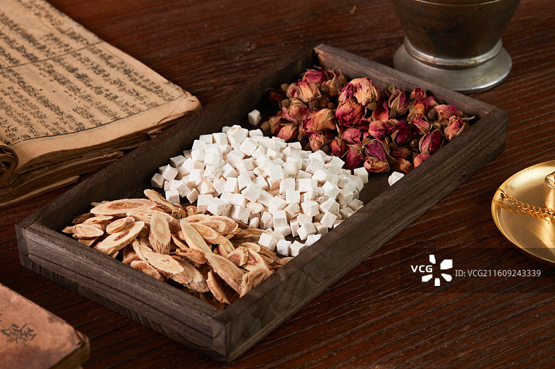 中药材茯苓搭配黄芪与玫瑰花图片素材