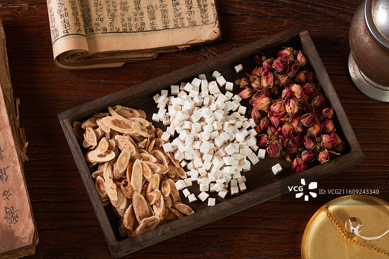 中药材茯苓搭配黄芪与玫瑰花图片素材