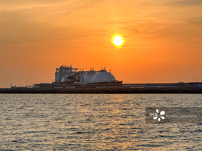 LNG运输船尾州丸号山东青岛董家口LNG接收站图片素材