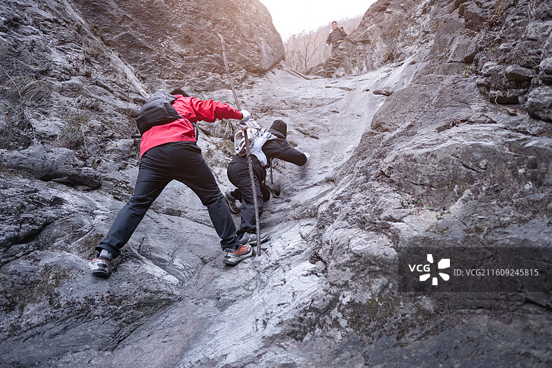 户外运动爱好者在爬山崖壁图片素材