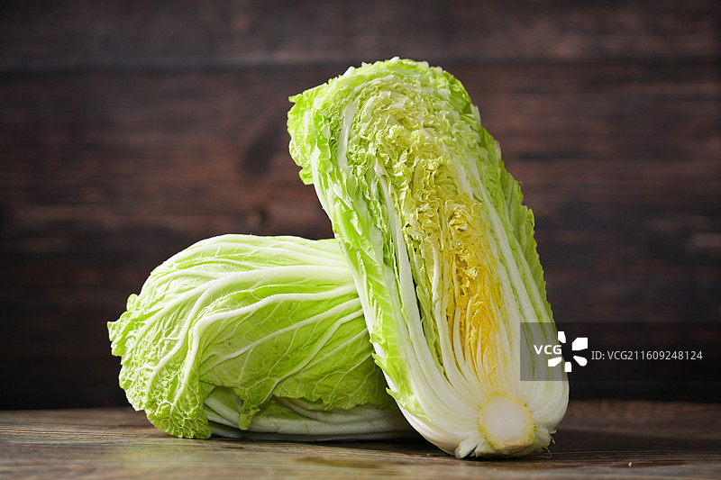 桌上切开的新鲜白菜图片素材