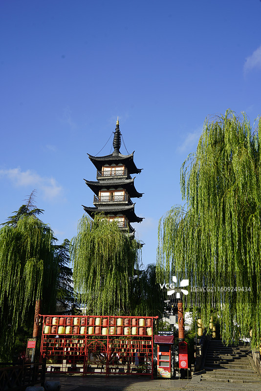 上海嘉定州桥老街传统建筑夜景中式古典建筑民居传统建筑物中的空巷图片素材
